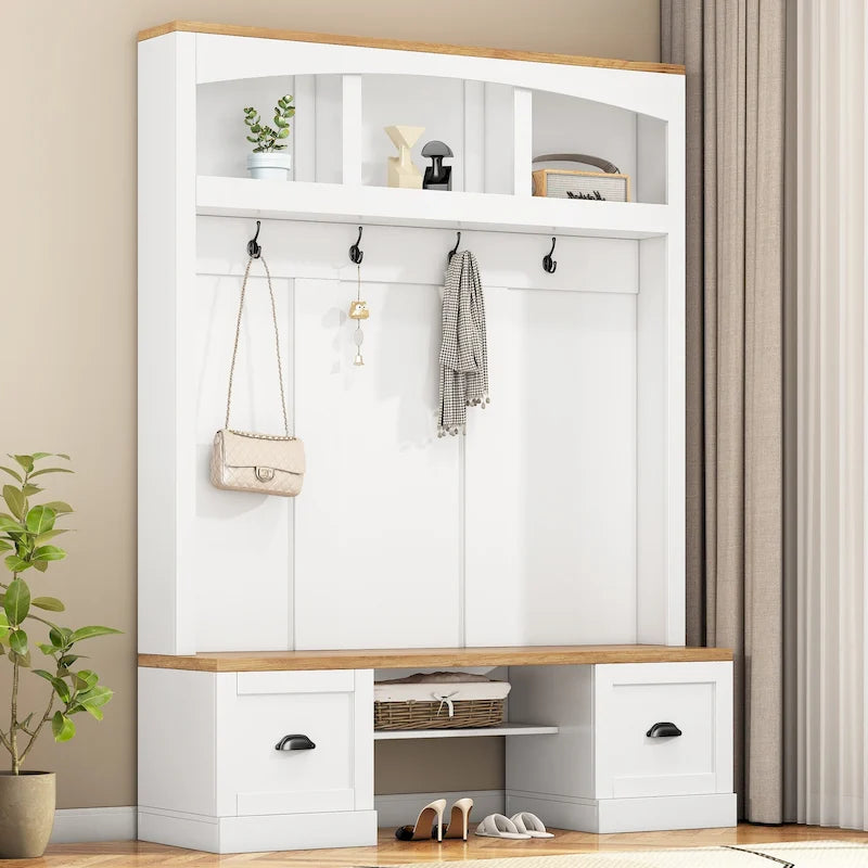 Meuble d'entrée de style ferme avec banc aspect grain de bois, patères et placards bas