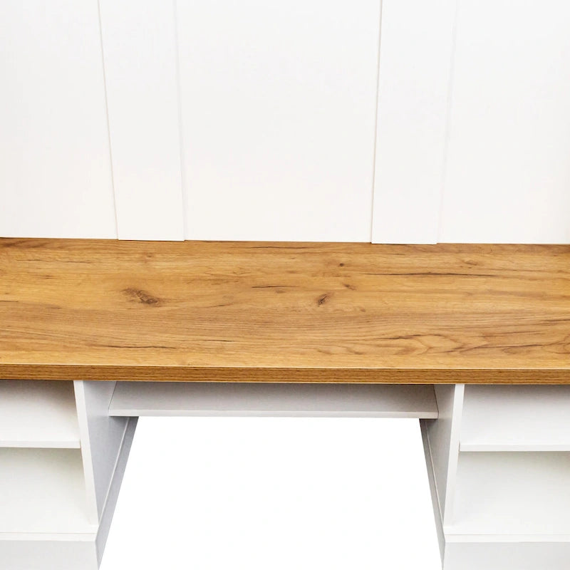 Meuble d'entrée de style ferme avec banc aspect grain de bois, patères et placards bas