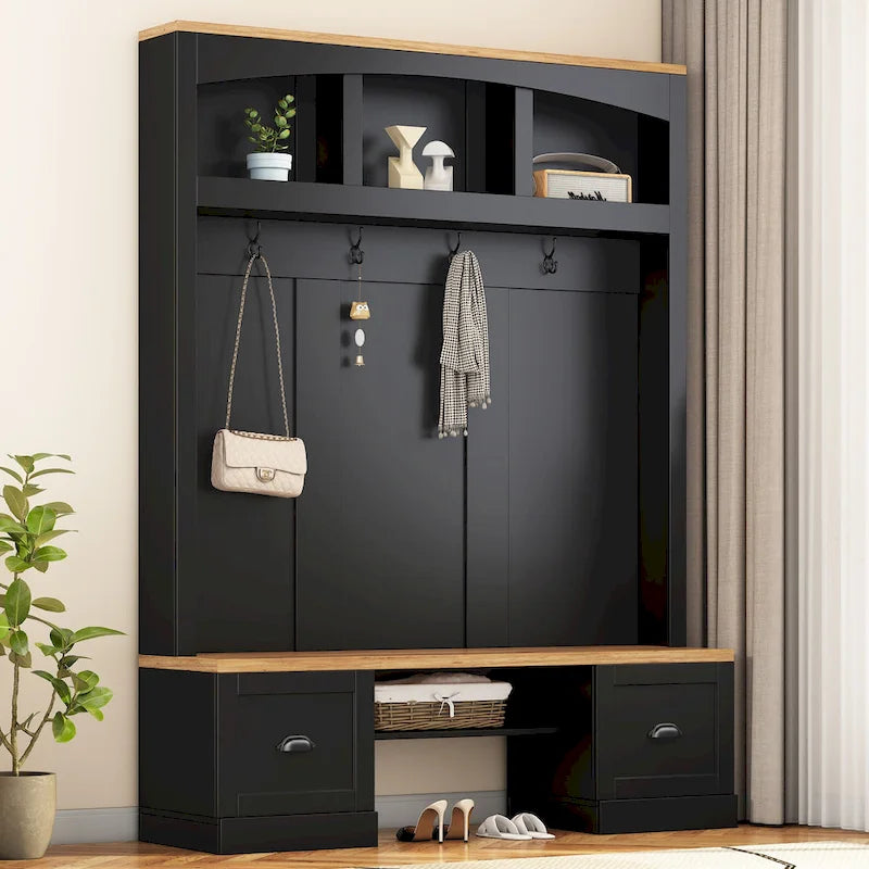 Meuble d'entrée de style ferme avec banc aspect grain de bois, patères et placards bas