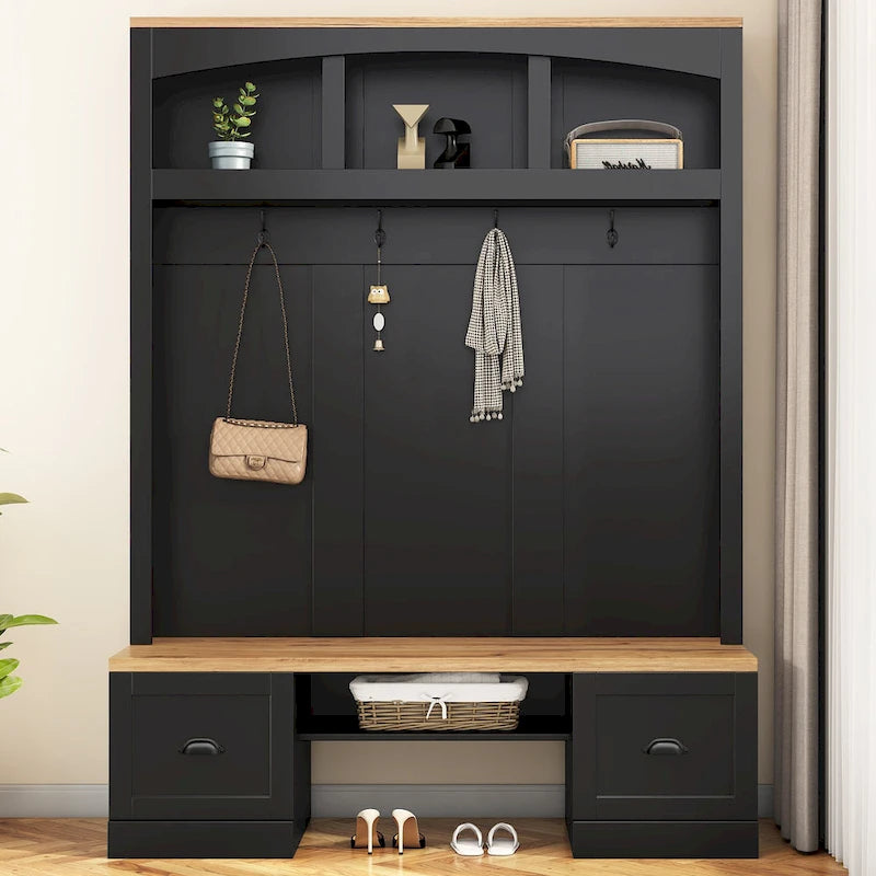 Meuble d'entrée de style ferme avec banc aspect grain de bois, patères et placards bas