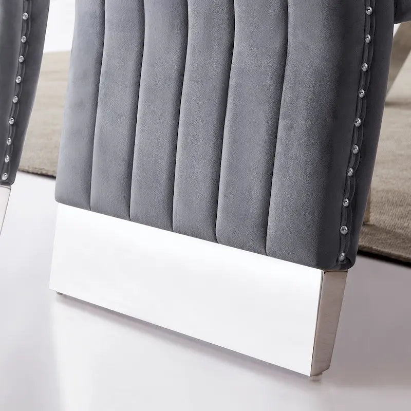 Chaises de salle à manger modernes à dossier haut avec clous décoratifs et pieds en métal poli