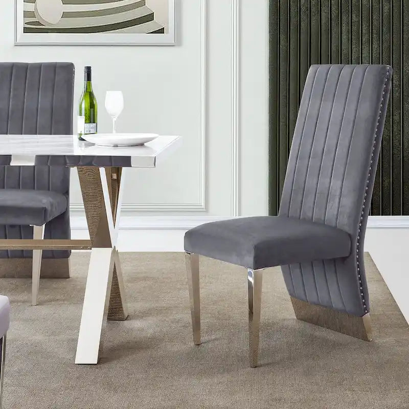 Chaises de salle à manger modernes à dossier haut avec clous décoratifs et pieds en métal poli