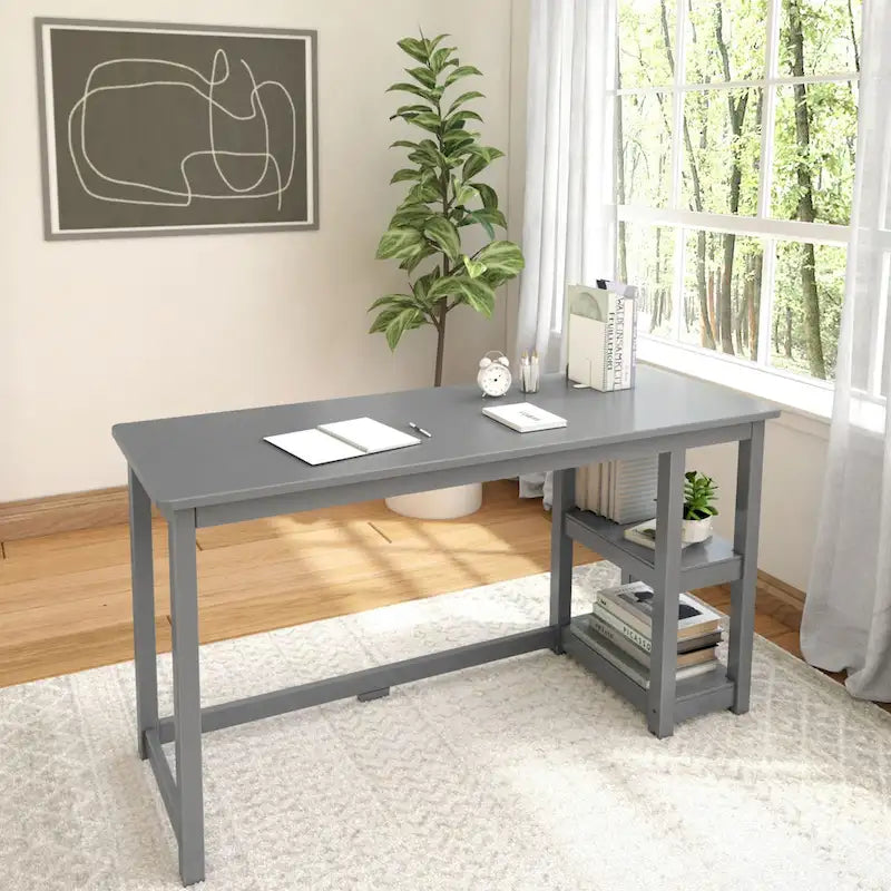 Bureau informatique avec étagères