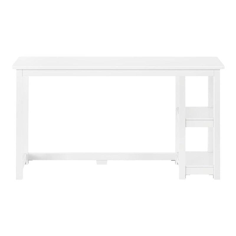 Bureau informatique avec étagères