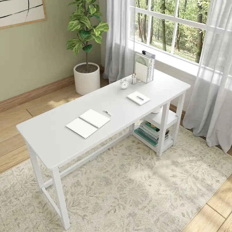 Bureau informatique avec étagères